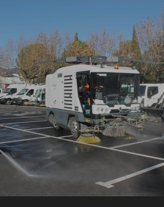 Imagen de una maquina de limpieza de onuclean, limpiado el parking de una empresa