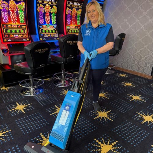 Imagen de una limpiadora, limpiando el suelo de un casino