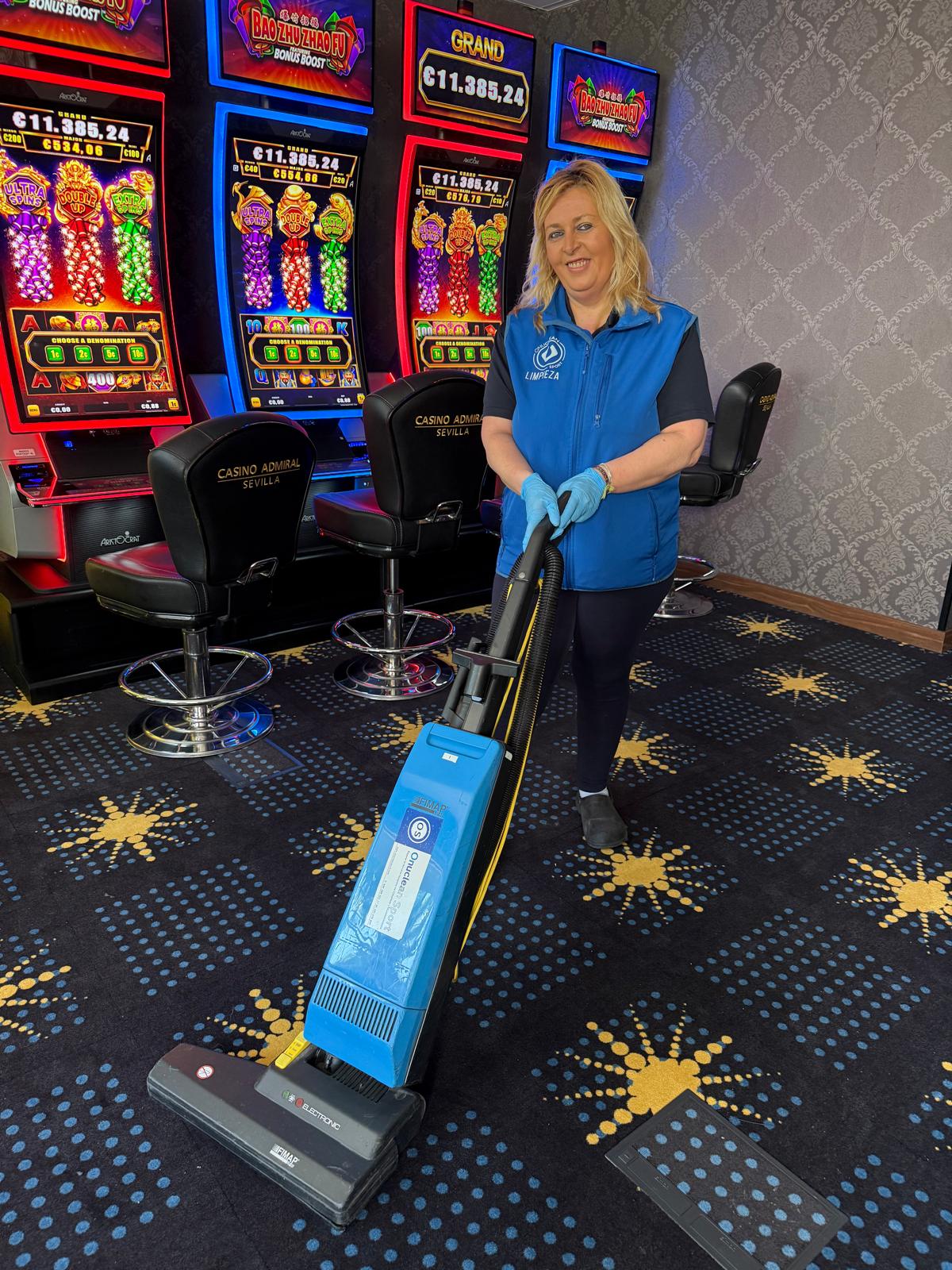 Imagen de una limpiadora, limpiando el suelo de un casino